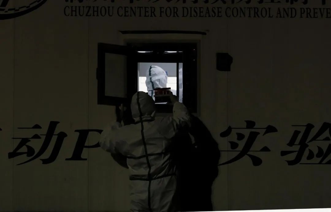 安庆城区第二轮区域核酸检测有序展开：一米间隔是最美的距离 图1
