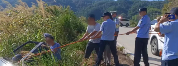 惊险！母女不慎遇险_车辆悬空崖边_潜山公安开展紧急救援 图2