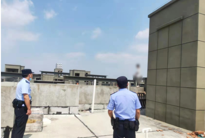 潜山一男子与母亲起争执欲跳楼轻生，民警一把将其拽回 图1
