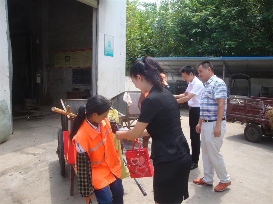源潭：环卫工人战高温_爱心企业送清凉 图1