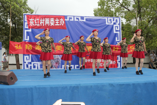 源潭镇东红村举办文艺演出 图4