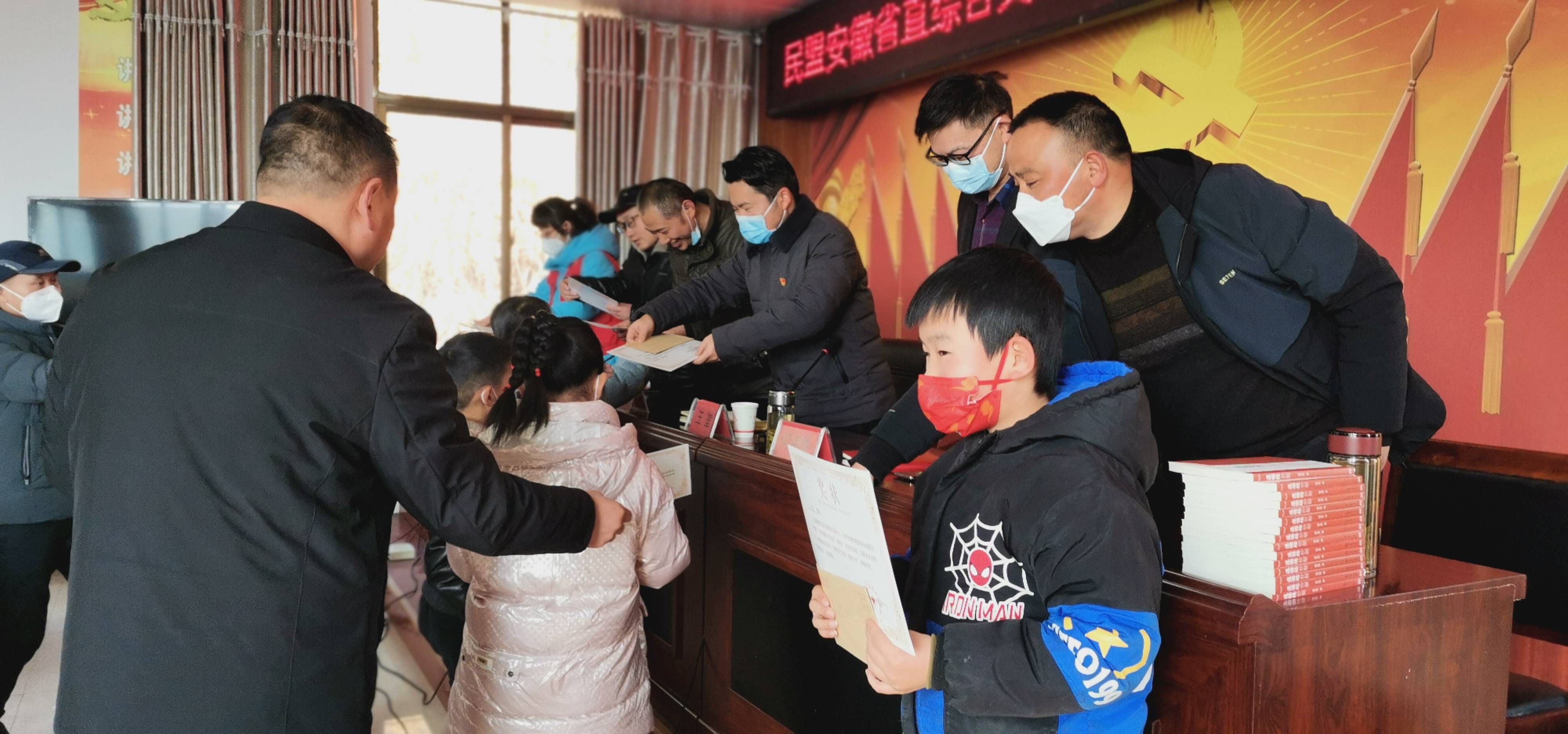 “第一书记”王堃牵线搭桥_潜山市官庄镇光华村开展兔年迎新助学活动 图2