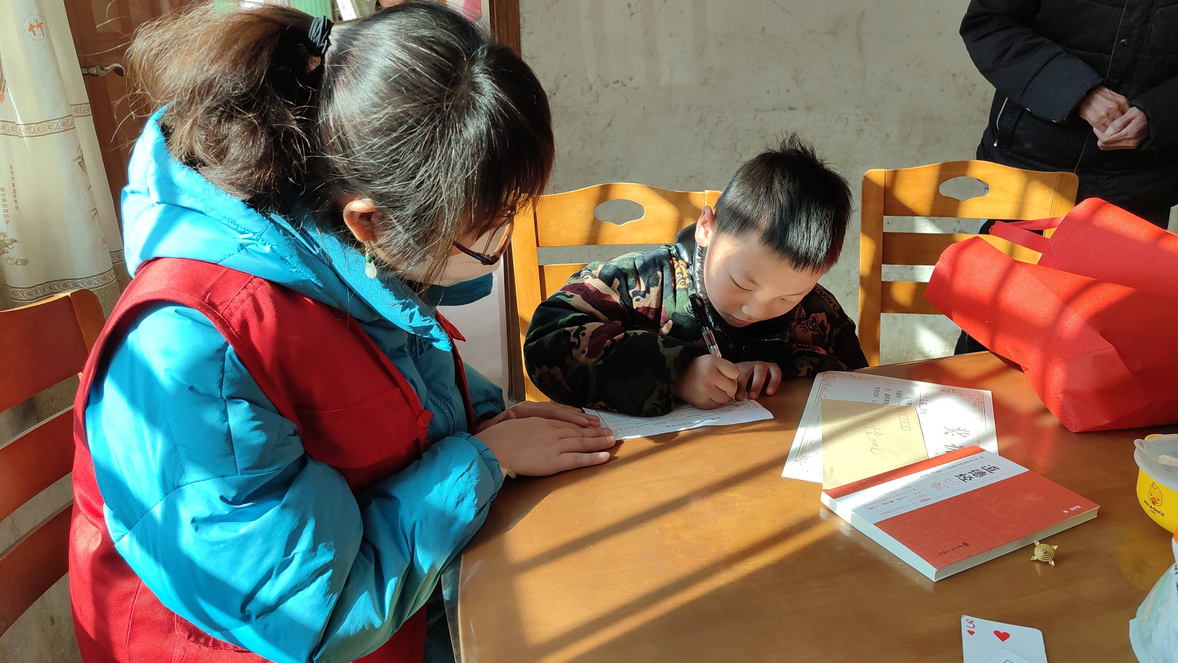 “第一书记”王堃牵线搭桥_潜山市官庄镇光华村开展兔年迎新助学活动 图3