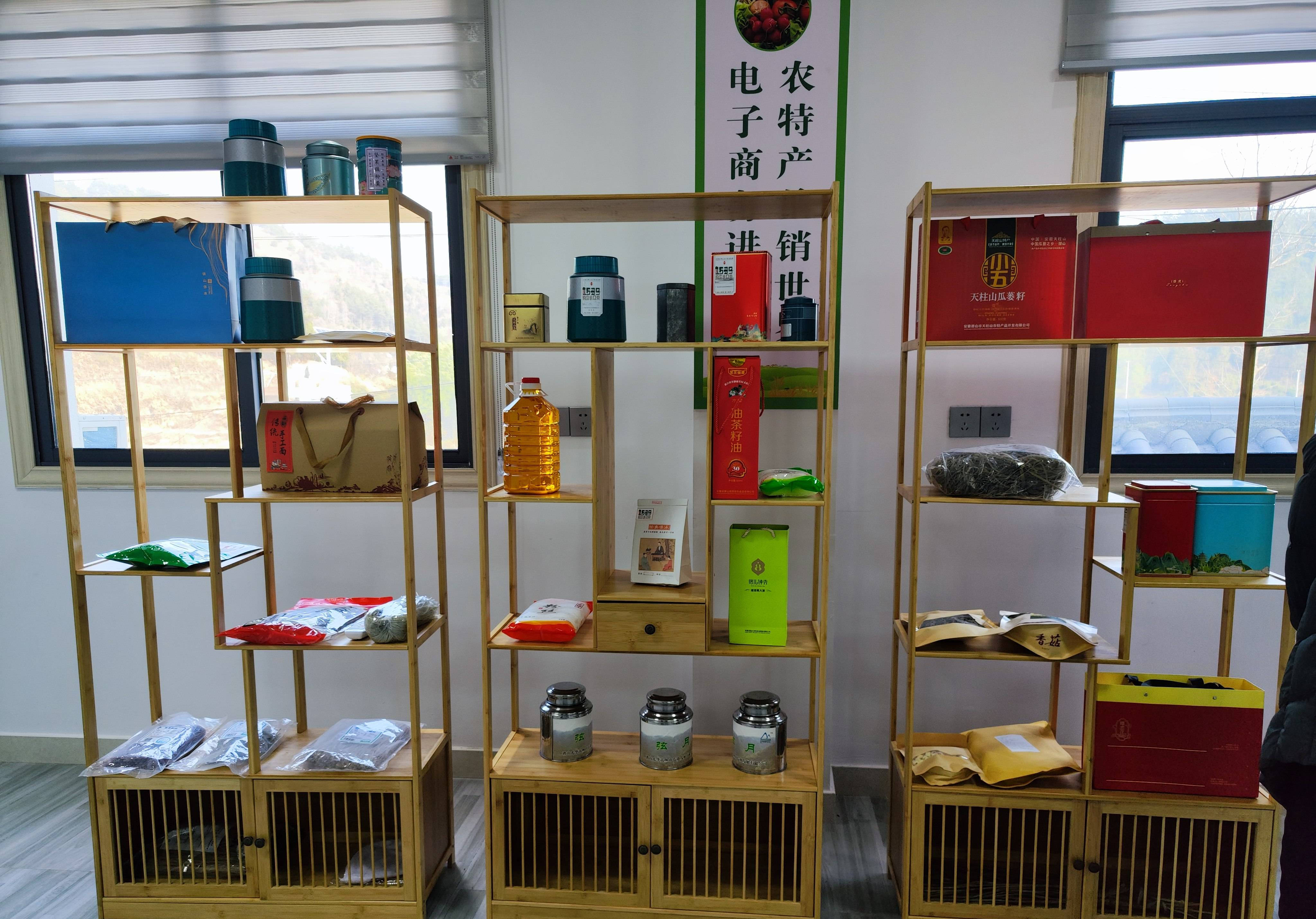 “第一书记”王堃牵线搭桥_潜山市官庄镇光华村开展兔年迎新助学活动 图6